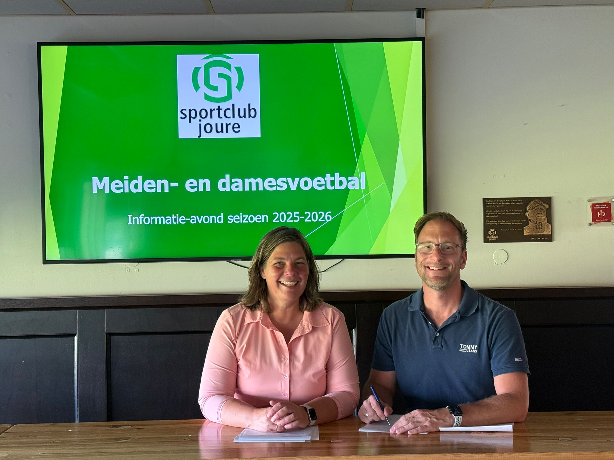Jorn Hofstra bij de meiden van SC Joure